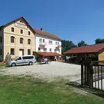 Mill House And بيت ضيافة ليوتومير