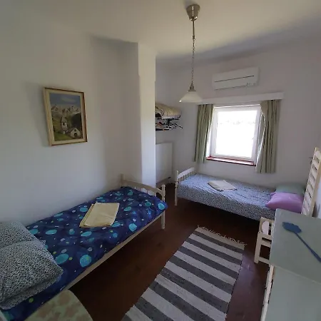 Mill House And בית הארחה ליוטומר